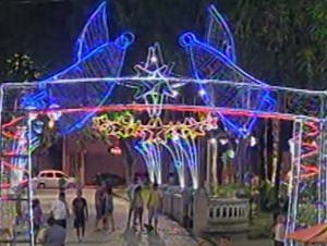 Praça Batista Campos iluminada pelo projeto "Presente para Belém" (Foto: Reprodução/ TV Liberal)