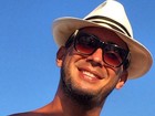 Sem camisa, André Marques posa para selfie de óculos escuros e chapéu