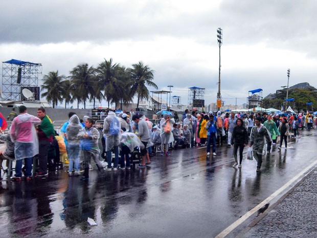 Peregrinos aguardam em Copacabana chegada do Papa Francisco. (Foto: Matheus Giffoni/G1)