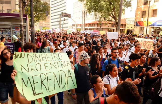 Estudantes de escolas técnicas estaduais fazem uma manifestação pedindo punição aos desvios na merenda escolar (Foto: Rovena Rosa/ Agência Brasil)