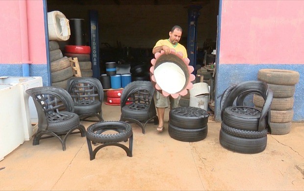 Carlos Guido garante renda extra com reciclagem de pneus, em Guajará-Mirim (Foto: Bom Dia Amazônia)