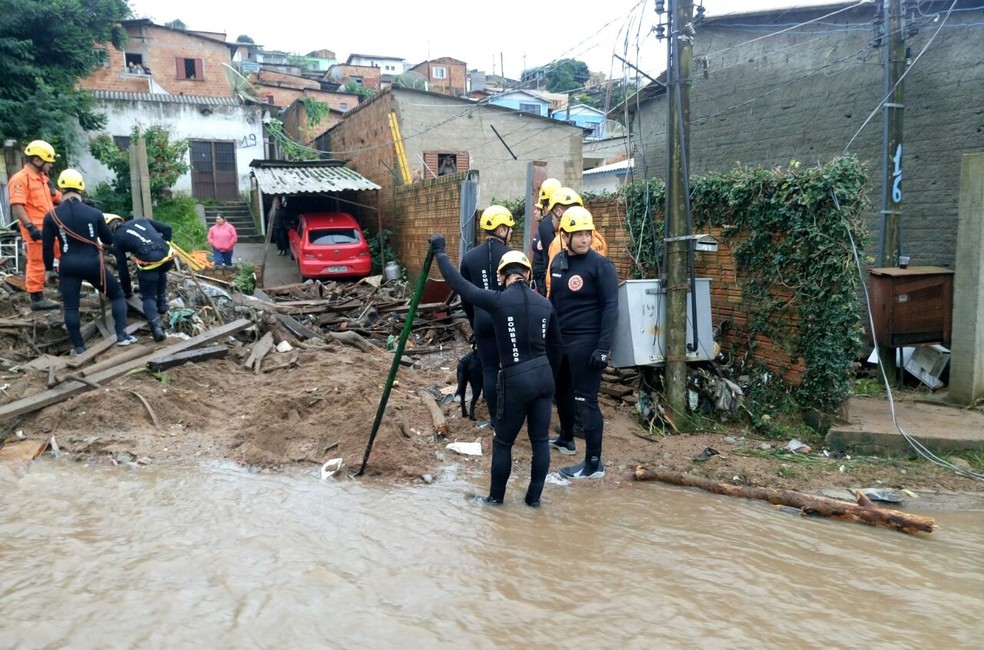 Água de arroio subiu e atingiu casa de Carine, que está desaparecida (Foto: Jonas Campos/RBS TV)