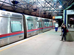 Trem do Metrô-DF que chegou vazio à estação Águas Claras e retornou pelo mesmo trilho sem levar passageiros (Foto: Lucas Nanini/G1) Estações do Metrô recebem shows gratuitos até junho no DF