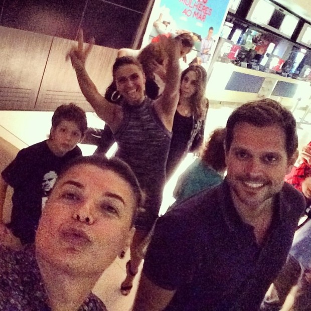 Giovanna Antonelli com o filho Pietro, o marido, Leonardo Nogueira e David Brazil em cinema no Rio (Foto: Instagram/ Reprodução)
