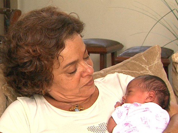 A advogada Roberta Galvão segura nos braços a menina Yasmim (Foto: Márcio Meirelles/EPTV)