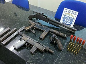 Quatro armas foram apreendidas com os suspeitos (Foto: Kety Marinho/Globo Nordeste)