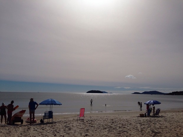 Cinzas podiam ser vistas na manhã deste sábado na praia de Jurerê (Foto: Marcia Callegaro/G1)