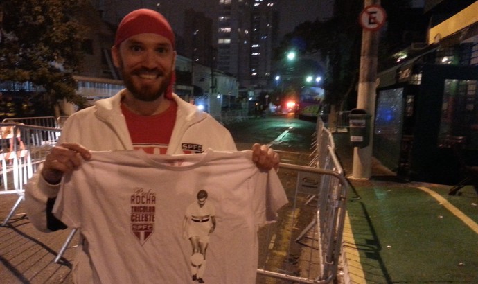 Flavio Padovani, torcedor do São Paulo, leva camisa para Lugano autografar (Foto: Rodrigo Faber)