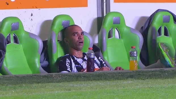 Diego Tardelli reclama no banco Atlético-MG x Nacional (Foto: Reprodução SporTV)