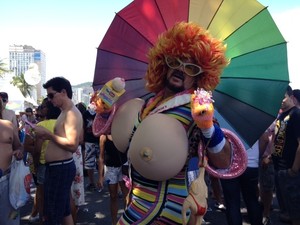 Há 8 anos o comerciante Milton Estevam, vestido de Rainha de Silicone, particia da Parada Gay no Rio (Foto: Alba Valéria Mendonça / G1)
