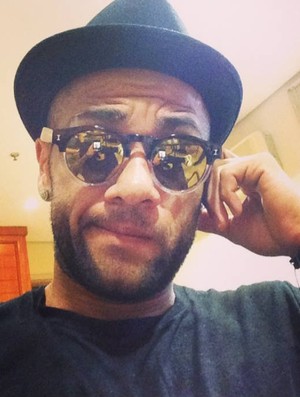 Daniel Alves posa estiloso para selfie (Foto: Reprodução Instagram)
