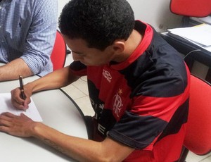 Rafinha renova contrato com o Flamengo (Foto: Divulgação/Site Oficial do Flamengo)