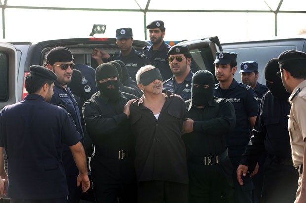 Árabe chega escoltado para a sentença no presídio central, no Kuwait (Foto: Yasser Al-Zayyat/AFP)
