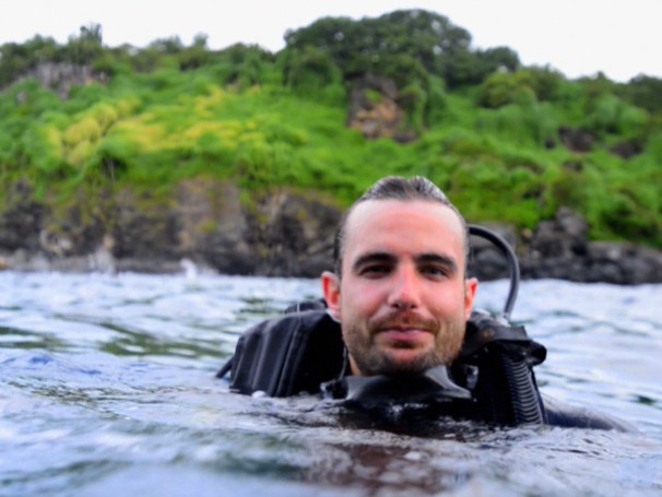 Max Fercondini mergulha em Fernando de Noronha para conhecer o projeto que preserva os corais do arquipélago (Foto: Globo)
