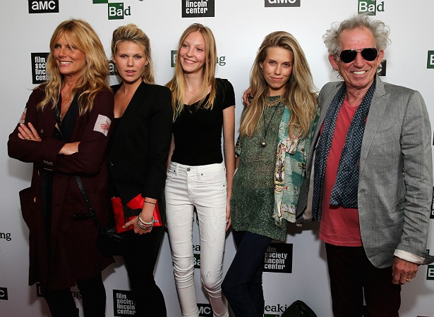 Outro Rolling Stone, o guitarrista Keith Richards, gerou uma verdadeira dinastia de modelos com a esposa, a atriz Patti Hansen (a primeira na foto, da esquerda para a direita). Além das filhas Alexandra (a segunda) e Theodora (a quarta, ao lado do pai), a neta Ella (no centro) estreou nas passarelas da Nova York Fashion Week no ano passado. (Foto: Getty Images)