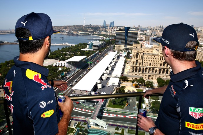 Daniel Ricciardo e Max Verstappen analisam Circuito de Baku de cima (Foto: Getty Images)