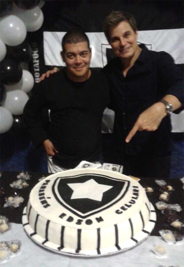 Edson posa com seu bolo de aniversário (Foto: Divulgação) Edson posa com seu bolo de aniversário (Foto: Divulgação)