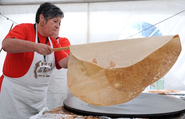 Evento faz parte das celebrações do Dia do Crepe no país (Foto: Fred Tanneau/AFP)