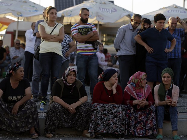Familiares e amigos aguardam libertação de prisioneiros fora de prisão de segurança máxima em Silivri, a 80 km de Istambul (Foto: AP Photo/Thanassis Stavrakis)