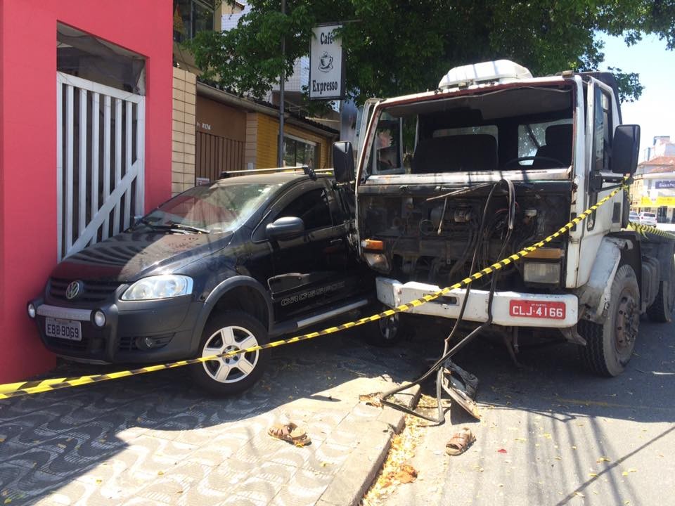 Motorista jogou caminhão contra bar, gerou pânico e destruiu carros em Santos (Foto: Solange Freitas)