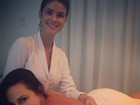 Luiza Brunet faz posa curtindo massagem: 'Meu melhor momento'