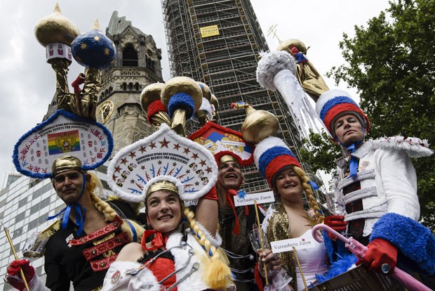 A festividade lembra fatos ocorridos em Nova York em 28 de junho de 1969, quando a polícia realizou uma batida em um bar frequentado por homossexuais, o que desencadeou em brigas de rua na Christopher Street. (Foto: Clemens Bilan/AFP)