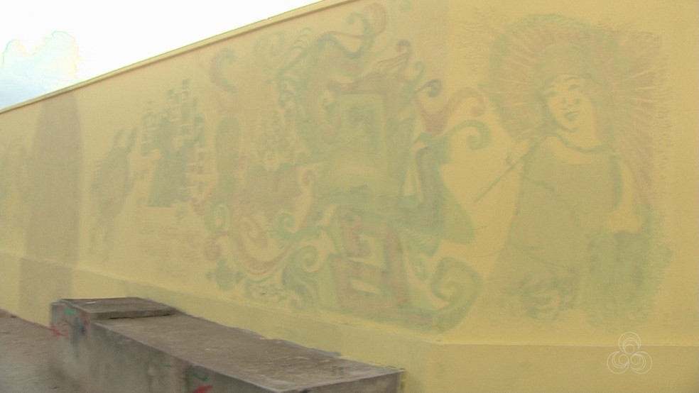 Secretaria informou que muro foi pintado por erro (Foto: Reprodução/Rede Amazônica Acre)
