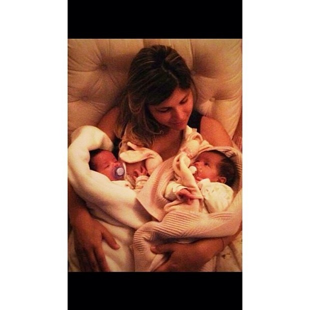 Dani Souza posta foto com as gêmeas  (Foto: Reprodução/Instagram)