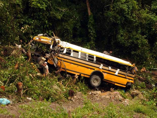 Ônibus caiu em barranco e segundo autoridades motorista, que está entre os mortos, foi imprudente. (Foto: AFP Photo)