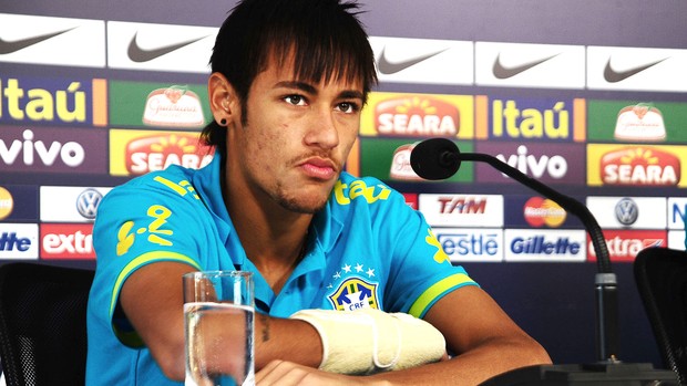 Neymar coletiva Seleção Brasileira (Foto: Marcos Ribolli / Globoesporte.com)