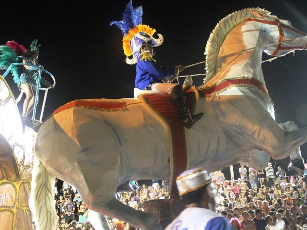 Escolas disputam o título de campeã do carnaval de Parnaíba (Foto: Patrícia Andrade/G1)