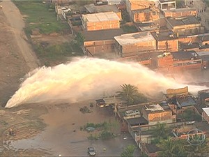 Adutora se rompe em Campo Grande, na Zona Oeste da do Rio, e alaga casas e ruas do bairro (Foto: bom dia brasil) Adutora se rompe em Campo Grande, na Zona Oeste da do Rio, e alaga casas e ruas do bairro (Foto: bom dia brasil)