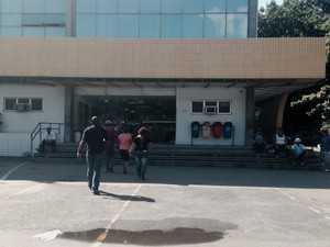 Tios e irmã de Michel acompanharam liberação do corpo no IML (Foto: Daniel Silveira / G1)