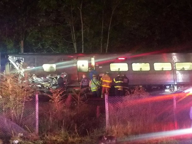 Trem descarrila em Long Island, NY, na noite de sábado (8) (Foto: Sarah Qamar/Handout via REUTERS) (Foto: Sarah Qamar/Handout via REUTERS)