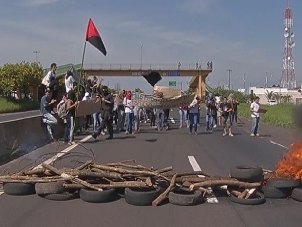 Manifestantes fecharam uma das pistas da Rodovia do Contorno (Foto: Reprodução/TV Tem)