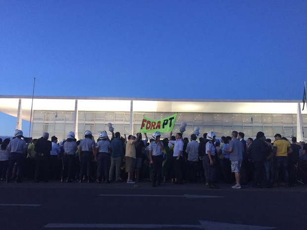 Faixa com os dizeres "Fora PT" diante do Palácio do Planalto, em Brasília (Foto: Alexandre Bastos/G1)