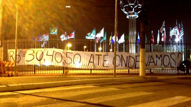 Gaviões da Fiel protesta na sede da Federação Paulista de Futebol (Foto: reprodução)