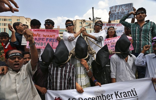Em protesto, indianos pedem que a Justiça condene os quatro acusados à morte por estuprar e matar uma jovem de 23 anos em dezembro do ano passado em Nova Délhi  (Foto: AP Photo/Saurabh Das)