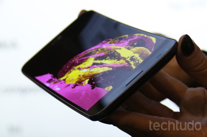 Tela do LG G Flex tem resolução HD (Foto: Fabricio Vitorino/TechTudo)