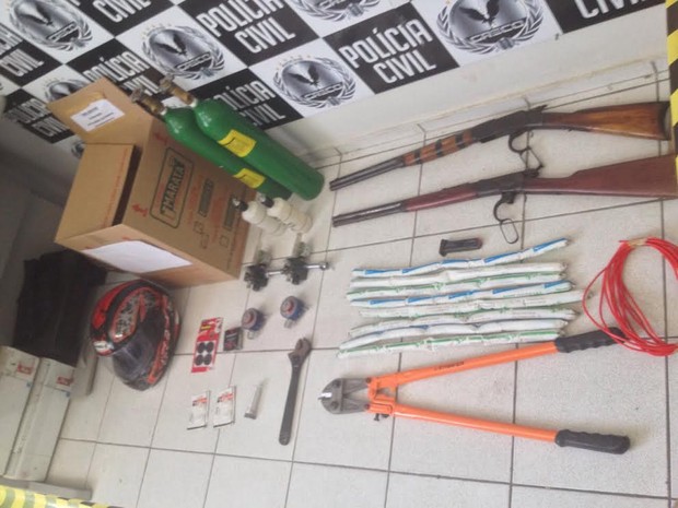 Armas e explosivos foram encontrados com o bando (Foto: Catarina Costa/G1)