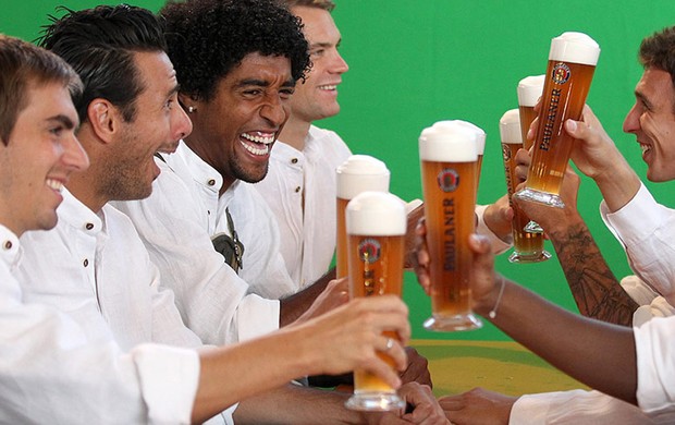 Dante, Cerveja, Bayern de Munique (Foto: Divulgação / Site Oficial do Bayern de Munique)