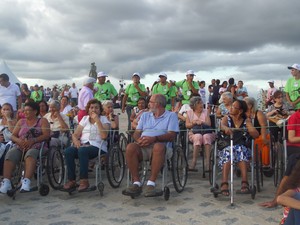 Paixão de Cristo oferece serviço gratuito para cadeirantes (Foto: Jaqueline Almeida/ G1)