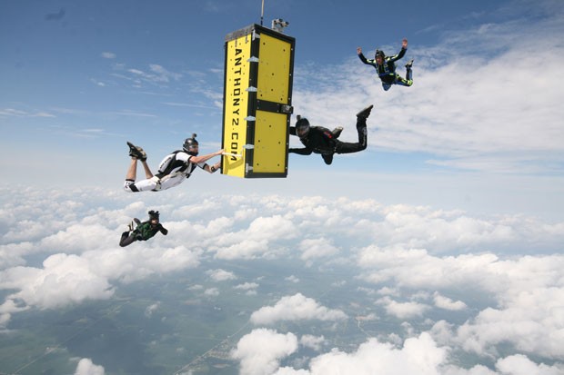 Anthony Martin saltou algemado e trancado em uma caixa de madeira a 4.460 metros de altitude (Foto: Scott Eisen/AP)