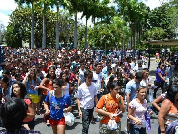 entrada de alunos na universidade de Fortaleza (Foto: André Teixeira/G1 )