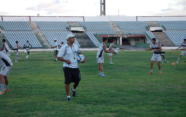 alexandre duarte, auxiliar técnico do botafogo-pb (Foto: Lucas Barros / Globoesporte.com/pb)