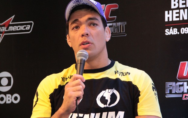 Lyoto Machida em evento para fãs em Goiânia (Foto: Rodrigo Malinverni)