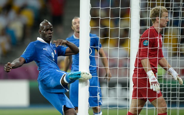 balotelli itália x inglaterra (Foto: AFP)