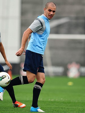 Fabio Santos no treino do Corinthians (Foto: Marcos Ribolli / Globoesporte.com)