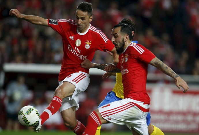 Mitroglou com o braço direito em Jonas, que reprovou a disputa pelo gol do Benfica (Foto: REUTERS)