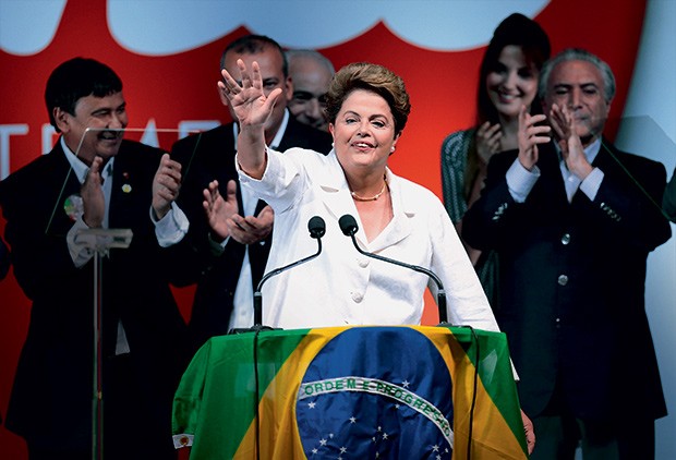 RESILIÊNCIA Dilma Rousseff durante seu discurso de vitória. Ela prometeu mudanças, combater a corrupção e afirmou estar “disposta ao diálogo” (Foto: Ueslei Marcelino/Reuters)